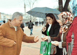 Ak Parti ’Kırk Hadis’ Kartelası dağıttı